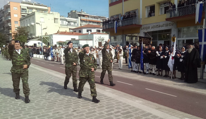 O Γιώργος Καπουτζίδης παρακολούθησε τον 87χρονο πατέρα του να κάνει παρέλαση (ΦΩΤΟ)
