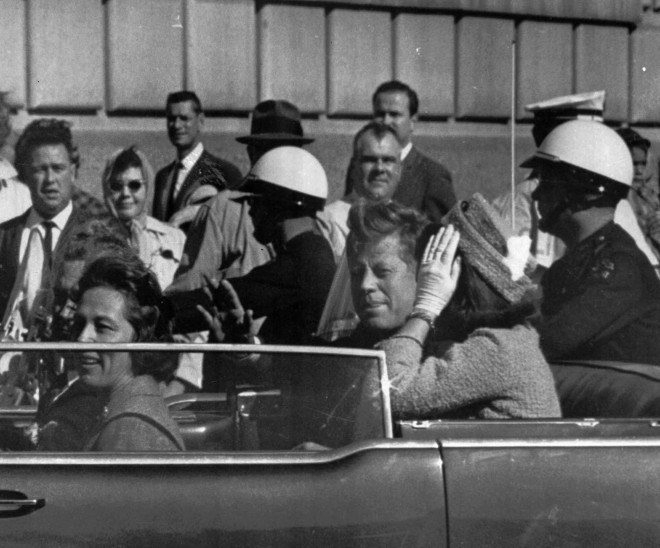 Ο Τζον Κένεντι και η σύζυγός του Τζάκι στο Ντάλας, λίγο πριν ο Αμερικανός πρόεδρος πέσει νεκρός/φωτoγραφία αρχείου: APImages