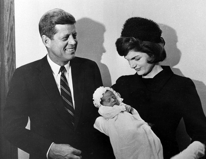 Ο Τζον Κένεντι και η Τζάκι μετά τη γέννηση του γιου του/φωτόγραφία αρχείου: AP Images