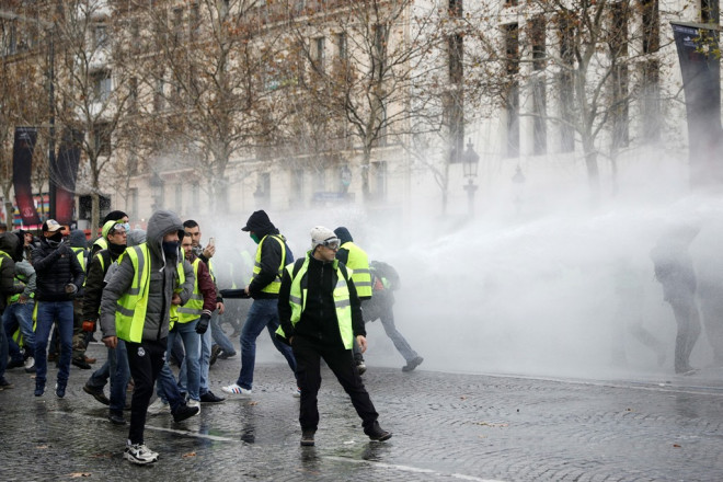 Διαδηλωτές με κίτρινα γιλέκα συγκρούνται με την αστυνομία στο Παρίσι