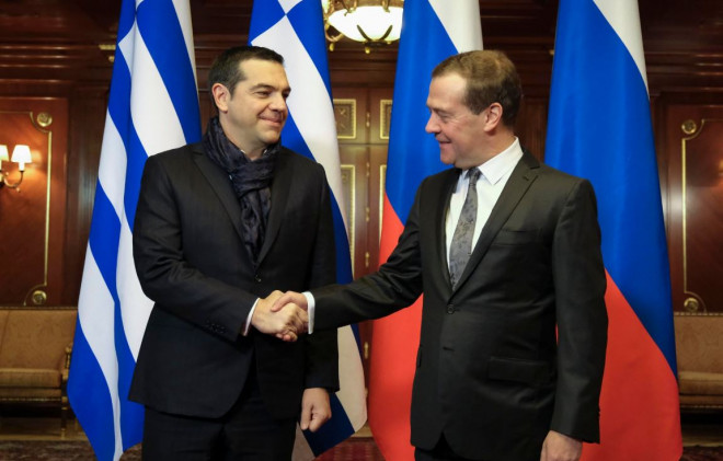 Χαιρετισμός του Αλέξη Τσίπρα με τον Ρώσο πρωθυπουργό Ντμίτρι Μεντβέντεφ
