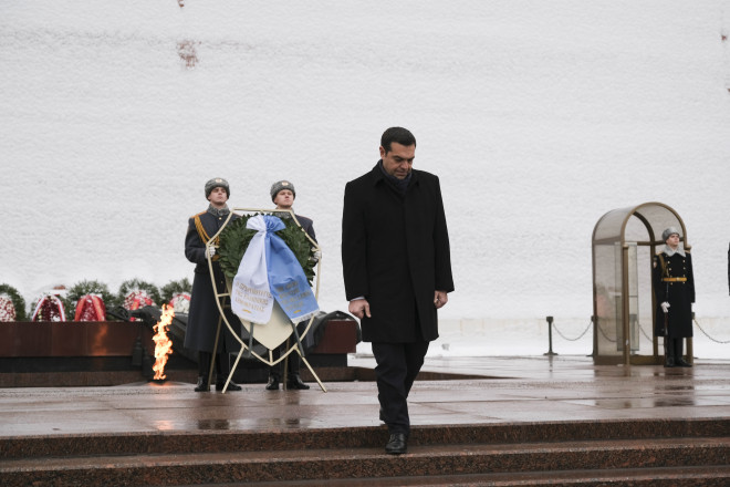 Κρύο και χιόνι στη Μόσχα βρήκε ο Αλέξης Τσίπρας - Εδώ στο μνημείο Αγνώστου Στρατιώτη