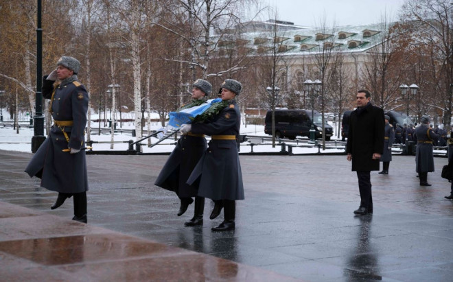 Ο Αλέξης Τσίπρας ξεκίνησε την επίσκεψη στη Μόσχα με κατάθεση στεφάνου στον Άγνωστο Στρατιώτη