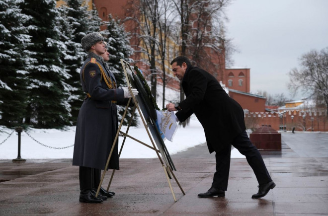 Ο πρωθυπουργός αποτίει τιμή στο μνημείο του Αγνώστου Στρατιώτη στη Μόσχα