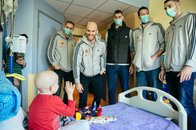 Οι παίκτες του Παναθηναικού μοίρασαν χαμόγελα και δώρα στους μικρούς ασθενείς