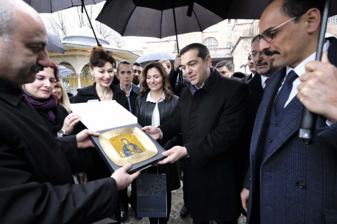 Ο πρωθυπουργός έλαβε ως δώρο μια εικόνα της Παναγίας