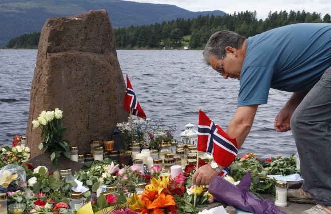 Λουλούδια και κεριά στο νησάκι Ούτεγια για τα θύματα του μακελειού
