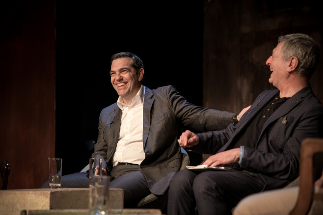 Ο Αλέξης Τσίπρας και ο Στέλιος Κούλογλου στην ανοιχτή συζήτηση με τους νεόυς στο θέατρο "Κιβωτός"