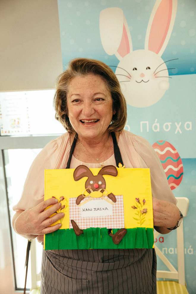 Η κυρία Σίσσυ Παυλοπούλου με την κάρτα που της προσέφεραν τα παιδιά