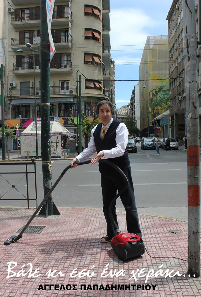 Υποψήφιος για την Αθήνα καθαρίζει δρόμους με σκούπα