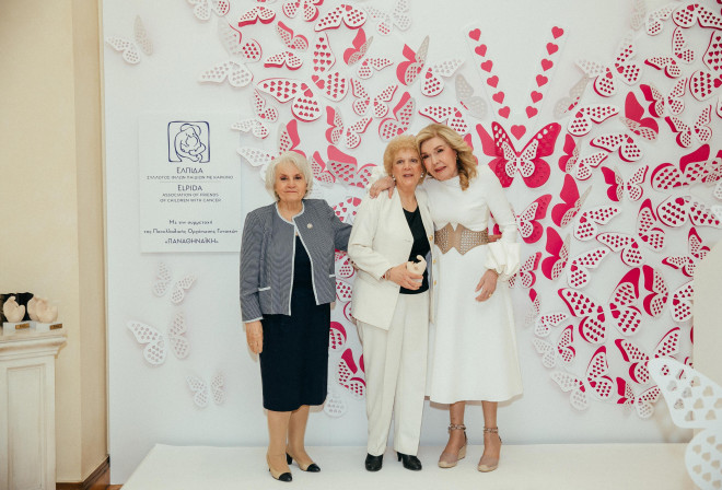 Η Μαριάννα Β. Βαρδινογιάννη και η Μαρία Γιαννίρη με την μητέρα του Στέλιου Κυμπουρόπουλου, Μιρέλλα 