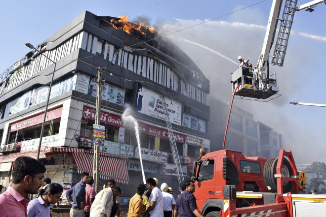 To τετραώροφο εμπορικό κέντρο στην πόλη Σουράτ που τυλίχθηκε στις φλόγες