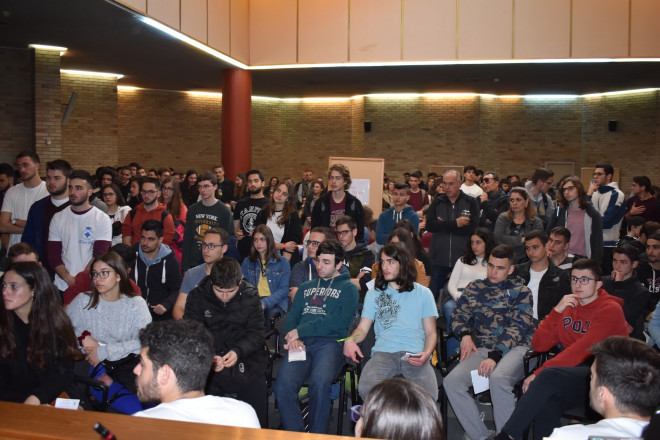 Μαθητές & Φοιτητές στο κεντρικό αμφιθέατρο του ΕΜΠ κατά τις εναρκτήριες ομιλίες.