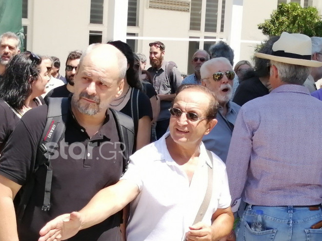 Το τελευταίο αντίο στον Σταύρο Τσιώλη: Πλήθος κόσμου στην κηδεία του