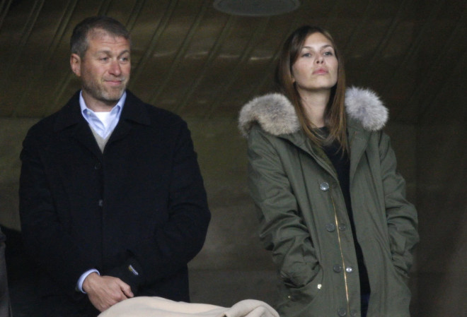 Στο γήπεδο με τον πρώην σύζυγό της Ρόμαν Αμπράμοβιτς το 2010 /Φωτογραφία AP Images
