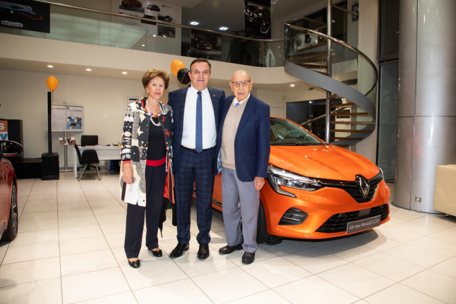  O Πρόεδρος και Δ. Σύμβουλος της Teoren Motors A.E., αποκλειστικού εισαγωγέα των Renault & Dacia στην Ελλάδα, κ. Βασίλης Ν. Θεοχαράκης με τον Πρόεδρο και Δ. Σύμβουλο της εταιρείας Renault , κ Θωμά Τρομπούκη