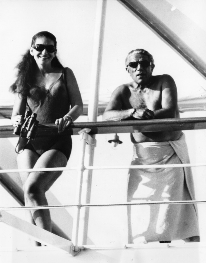 Ωνάσης και Κάλλας στη θαλαμηγό «Χριστίνα» ενώ κάνουν διακοπές στις Μπαχάμες το 1967.Φωτογραφία: Αssociated Press