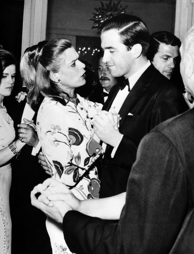 Η Μελίνα Μερκούρη με τον Βασιλιά Κωνσταντίνο. Φωτογραφία: Associated Press