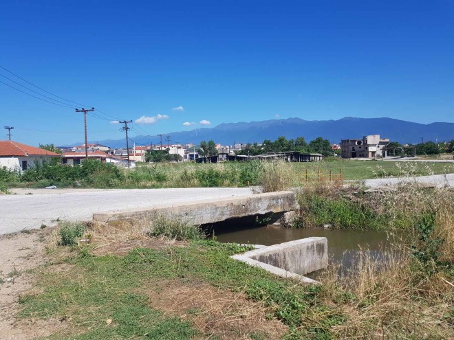 Το αρδευτικό κανάλι, όπου βρέθηκε νεκρό το αγοράκι στις Σέρρες