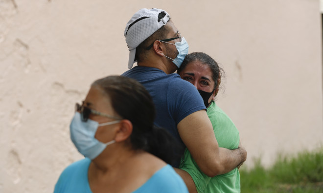 Κόσμος κλαίει τρομαγμένος από τον σεισμό στο Μεξικό