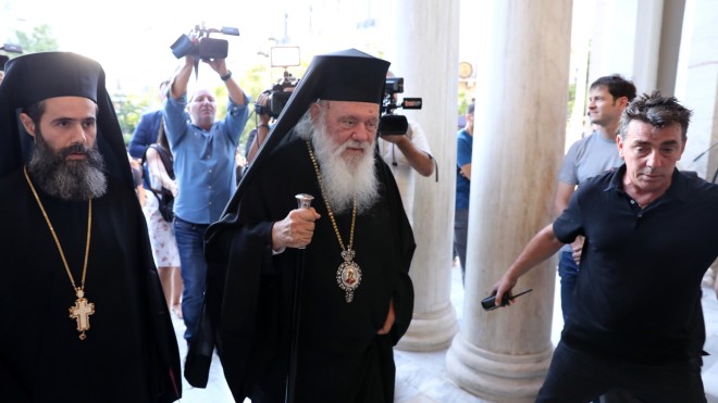 Ο αρχιεπίσκοπος Ιερώνυμος προσέρχεται στη Μητρόπολη Αθηνών για να ψάλλει τον Ακάθιστο Ύμνο