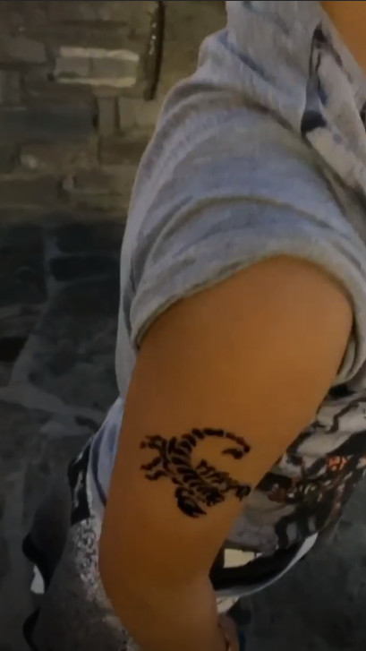 Σίσσυ Χρηστίδου Δείτε τους γιους της να κάνουν τατουάζ στις διακοπές τους