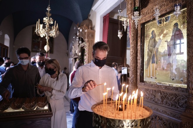 Ο Κυριάκος Μητσοτάκης προσκυνά στην Ιερά Μονή της Αγίας Τριάδας Τζαγκαρόλων στο Ακρωτήρι Χανίων για τον Δεκαπενταύγουστο