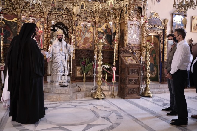 Ο Κυριάκος Μητσοτάκης προσκυνά στην Ιερά Μονή της Αγίας Τριάδας Τζαγκαρόλων στο Ακρωτήρι Χανίων για τον Δεκαπενταύγουστο