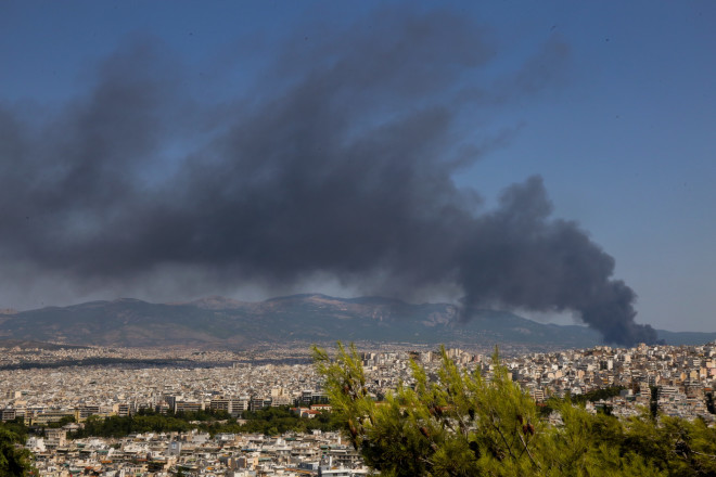 Μαύρος καπνός στην Αθήνα μετά τη φωτιά σε εργοστάσιο στη Μεταμόρφωση