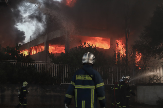 Φωτιά σε εργοστάσιο στη Μεταμόρφωση