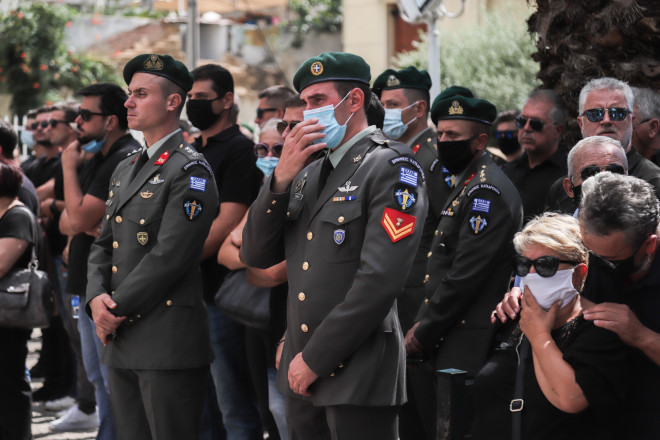 Θρήνος και πλήθος κόσμου στην κηδεία του αλεξιπτωτιστή των Ειδικών Δυνάμεων 
