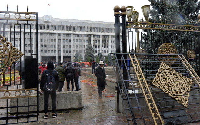 Οι διαδηλωτές μπροστά από τα κεντρικά γραφεία της κυβέρνησης στην κεντρική πλατεία στο Μπισκέκ του Κιργιστάν