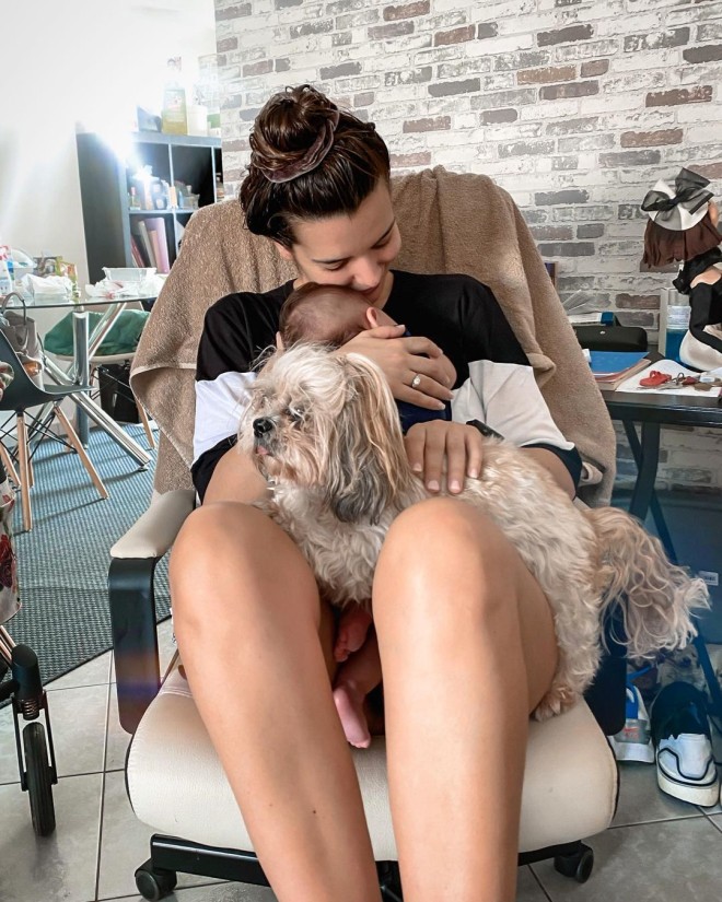 Νικολέττα Ράλλη Αγκαλιά με την μπέμπα και τον σκύλο της