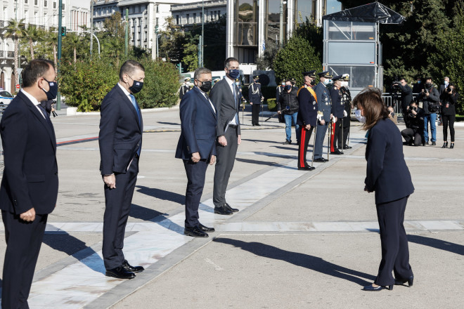 Η Κατερίνα Σακελλαροπούλου καταθέτει στεφάνι στο Μνημείο του Άγνωστου Στρατιώτη