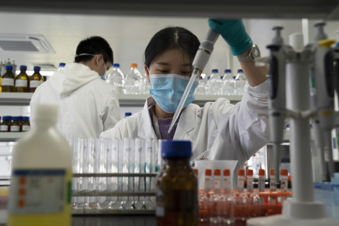 Yπάλληλος της SinoVac εργάζεται σε εργαστήριο παραγωγής του εμβολίου για τον κορωνοϊό, με το όνομα CoronaVac στο Πεκίνο (AP Photo/Ng Han Guan)