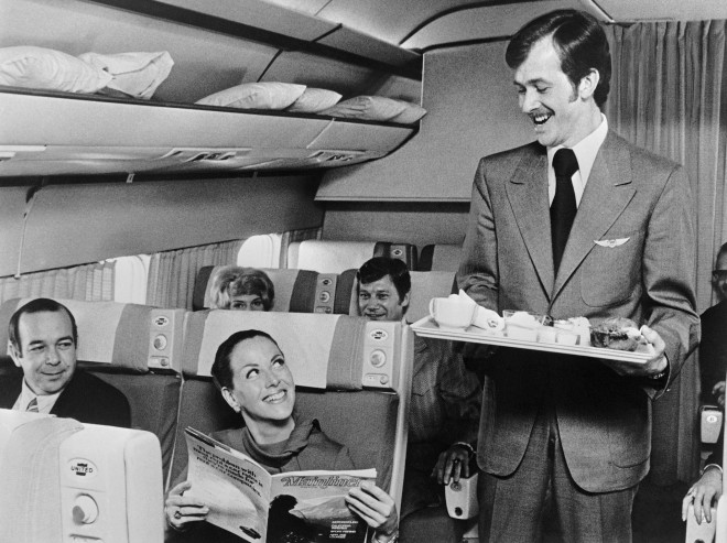 Αεροσυνοδός προσφέρει τσάι σε επιβάτη πτήσης