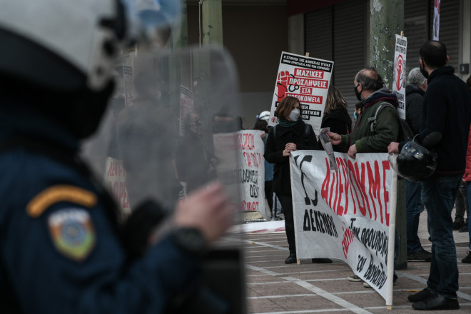 Συγκέντρωση διαμαρτυρίας εργαζομένων στα νοσοκομεία έξω από το υπουργείο Εργασίας - φωτογραφία Eurokinissi