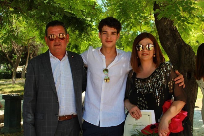 Ο Ανδρέας Αθανασόπουλος με τους γονείς του