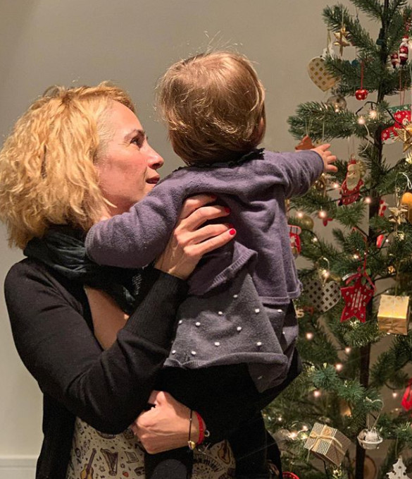 Τζένη Μπότση Ποζάρει στο εντυπωσιακό της δέντρο αγκαλιά με την κόρη της Χριστούγεννα 2020