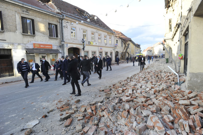 Χαλάσματα πλημμύρισαν τους δρόμους στην Πέτρινια της Κροατίας- φωτογραφία ΑΡ