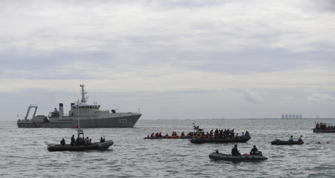Πλοία έρευνας και διάσωσης στον τόπο της τραγωδίας- AP Photo/Achmad Ibrahim