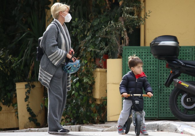 Η Σία Κοσιώνη με τον γιο της, Δήμο
