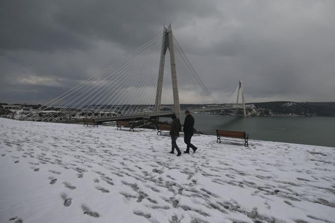 Η χιονισμένη γέφυρα του Βοσπόρου στην Κωνσταντινούπολη - AP Photo/Emrah Gurel