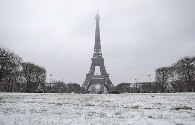 Παρίσι: Λευκός... και ο Πύργος του Άιφελ - AP Photo/Lewis Joly