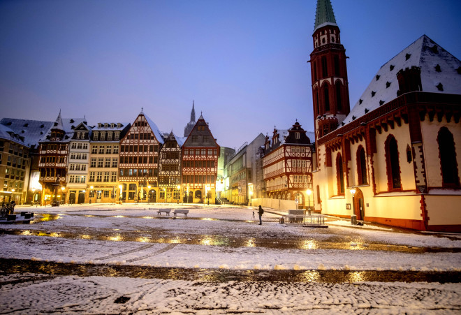 Η παραμυθένια πλατεία Roemerberg στη Φρανκφούρτη, μετά τη χιονόπτωση στη Γερμανία - AP Photo/Michael Probst