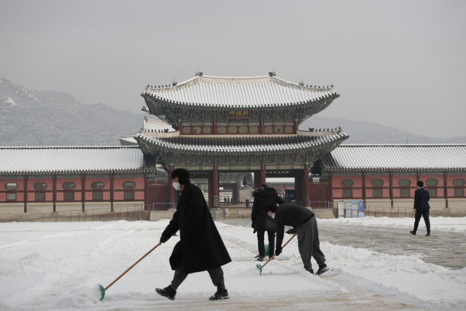 Σεούλ: Στα λευκά και το Παλάτι Gyeongbok, ένα από τα γνωστά αξιοθέατα της Νότιας Κορέας - AP Photo / Lee Jin-man
