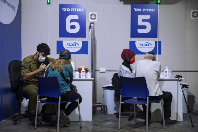 Πολίτες στο Ισραήλ εμβολιάζονται με τη δεύτερη δόση του εμβολίου της Pfizer - φωτογραφία ΑΡ
