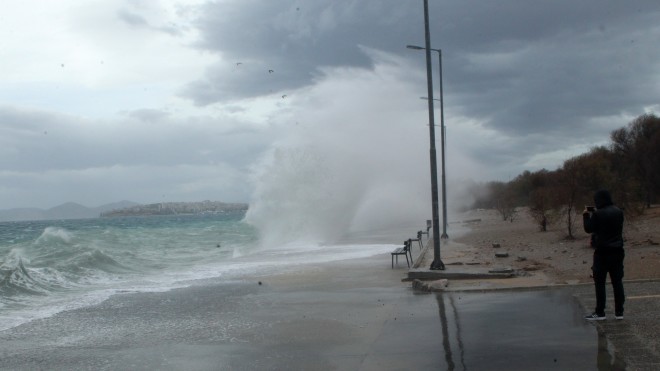 Μεγάλα κύματα από τους ισχυρούς ανέμους στο παραλιακό μέτωπο του Φαλήρου σήμερα- φωτογραφία Intime
