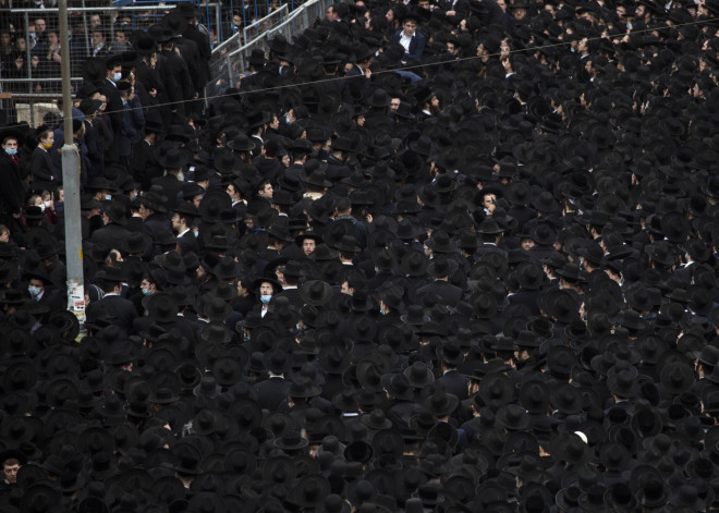 Πλήθος κόσμου σε κηδεία ραβίνου στο Ισραήλ εν μέσω πανδημίας