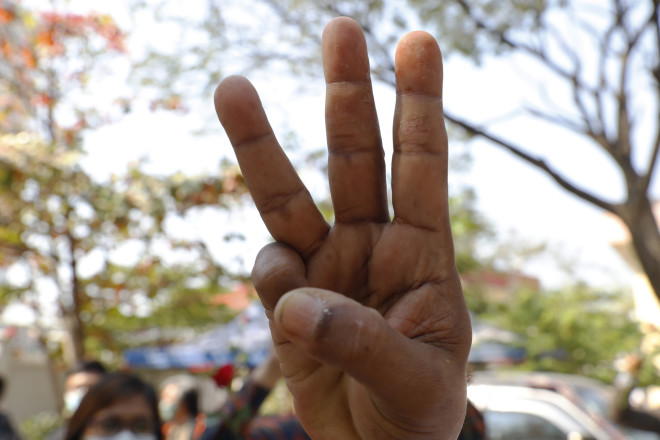 Ο χαιρετισμός των τριών δακτύλων, μια κίνηση αντίστασης στη Μιανμάρ- φωτογραφία ΑΡ